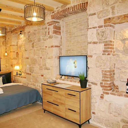 House Bava Hotel Vis Bagian luar foto
