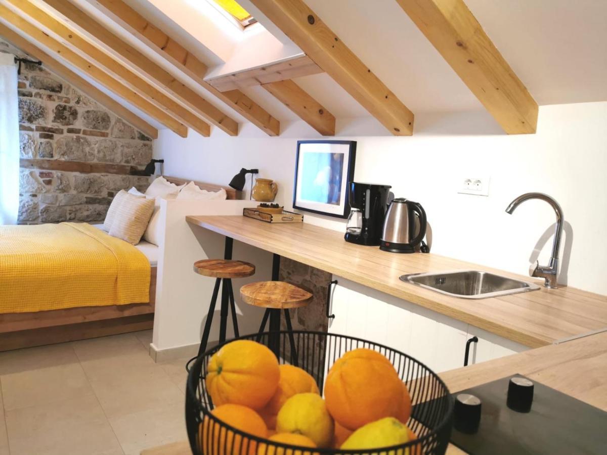 House Bava Hotel Vis Bagian luar foto