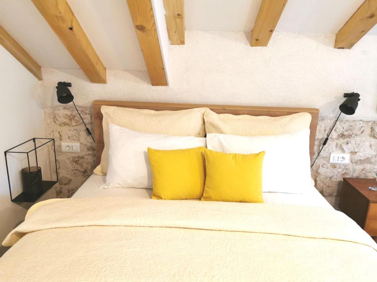 House Bava Hotel Vis Bagian luar foto