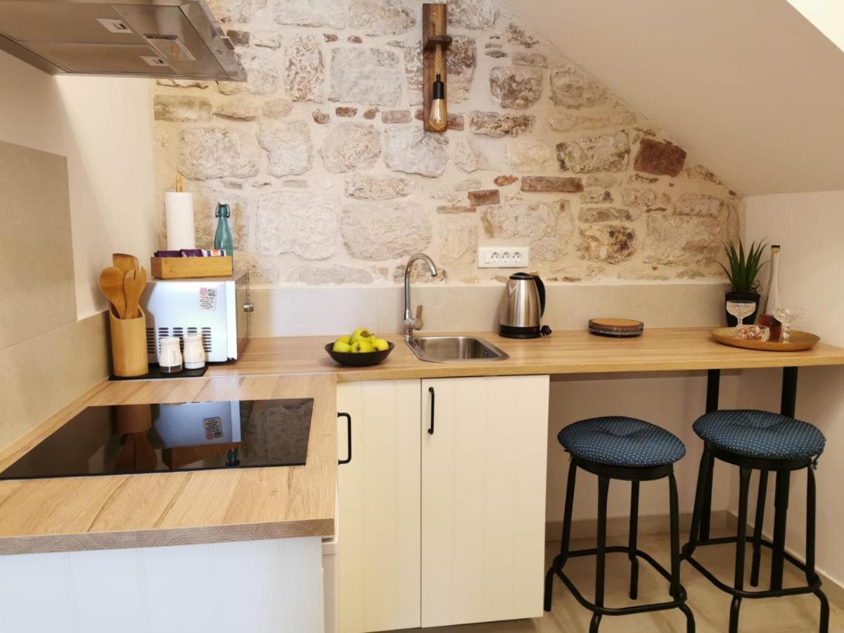 House Bava Hotel Vis Bagian luar foto