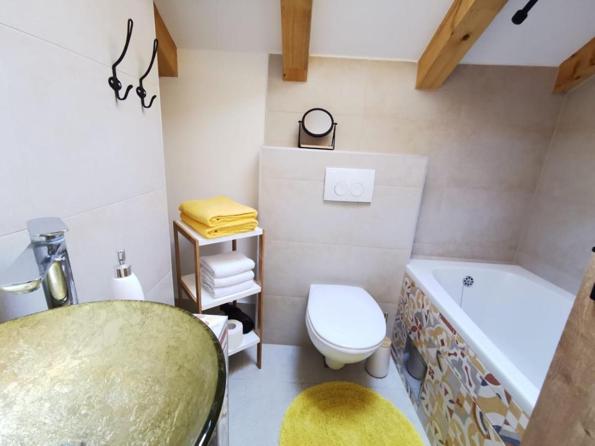 House Bava Hotel Vis Bagian luar foto
