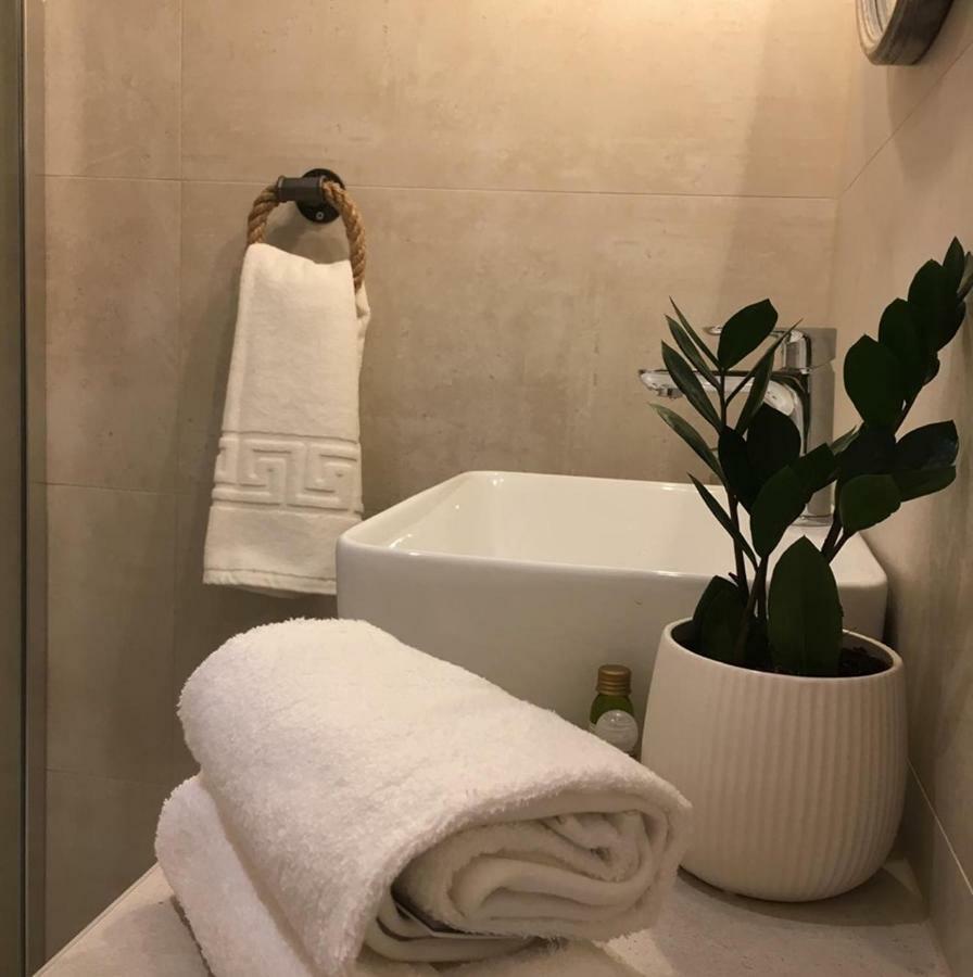 House Bava Hotel Vis Bagian luar foto