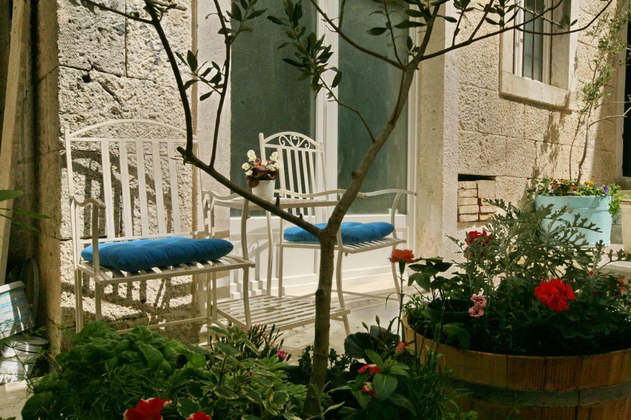 House Bava Hotel Vis Bagian luar foto