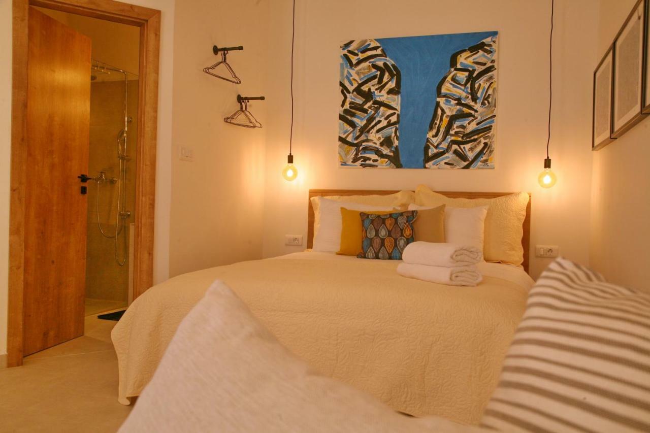 House Bava Hotel Vis Bagian luar foto
