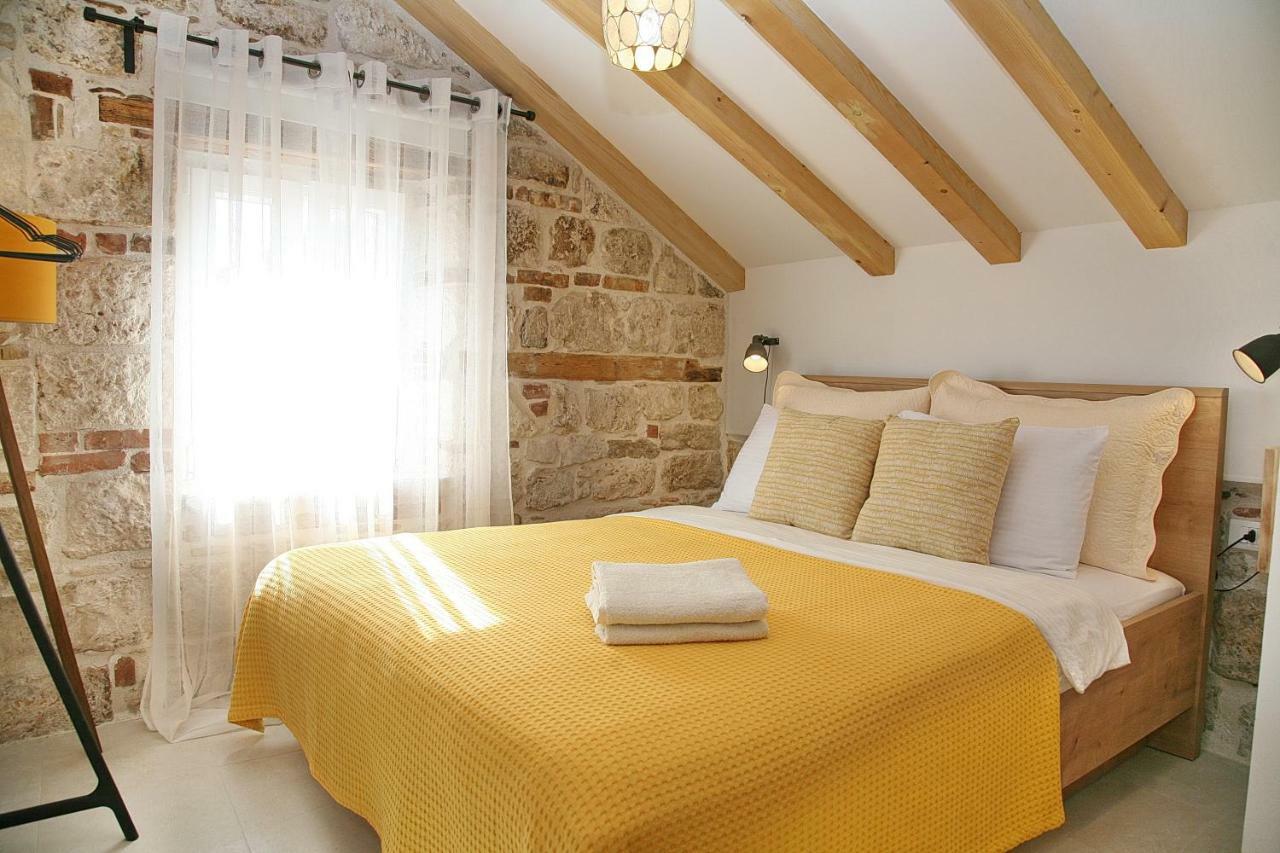 House Bava Hotel Vis Bagian luar foto